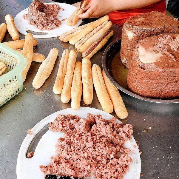 Pate được xem l&agrave; linh hồn của b&aacute;nh m&igrave; que cay