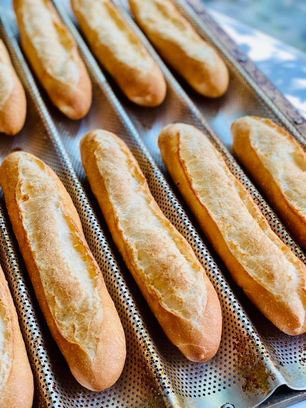 B&aacute;nh m&igrave; que gi&ograve;n rụm thơm phức