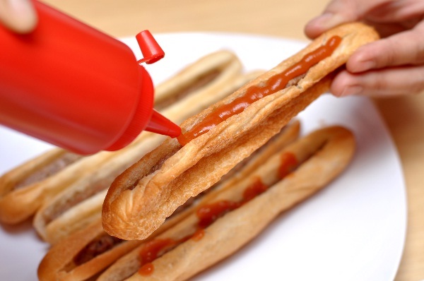 B&aacute;nh m&igrave; que gi&ograve;n rụm ăn k&egrave;m với tương ớt