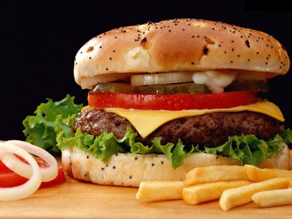 B&aacute;nh m&igrave; hamburger hấp dẫn v&agrave; v&ocirc; c&ugrave;ng bắt mắt