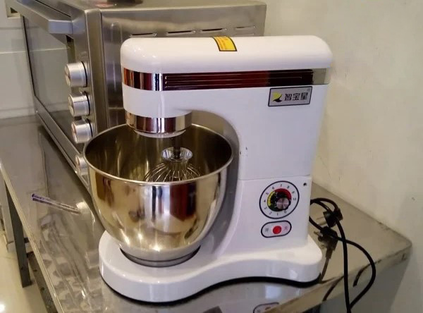 D&ugrave;ng m&aacute;y đ&aacute;nh trứng để đ&aacute;nh b&ocirc;ng kem