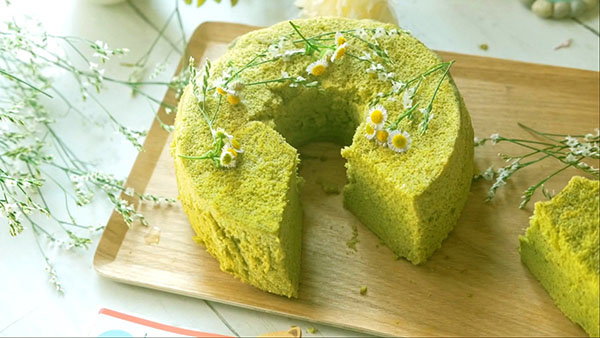 Bánh bông lan matcha màu xanh độc đáo