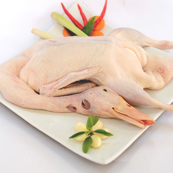 Vịt sau khi sơ chế xong cần đảm bảo hết l&ocirc;ng măng v&agrave; m&ugrave;i h&ocirc;i