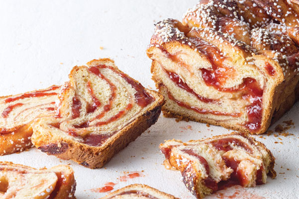 Bánh mì hoa cúc có nhân là mứt dâu