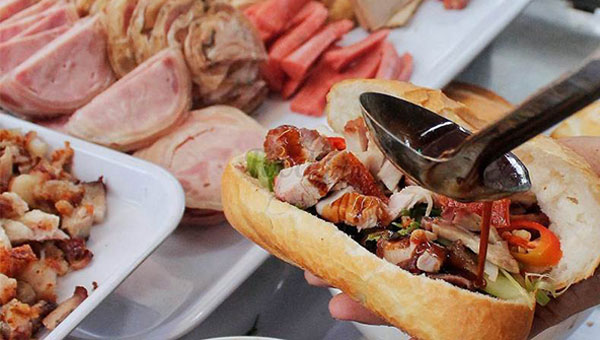 Món bánh mì truyền thống với sự kết hợp đa dạng nguyên liệu