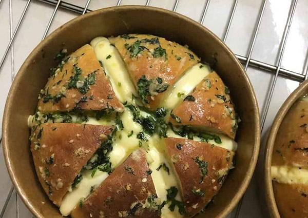 Bánh mì bơ tỏi thơm ngon, béo ngậy