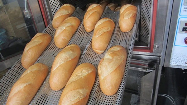 Nướng b&aacute;nh m&igrave; bằng l&ograve; nướng c&ocirc;ng nghiệp đảm bảo b&aacute;nh ch&iacute;n, gi&ograve;n v&agrave; v&agrave;ng đều