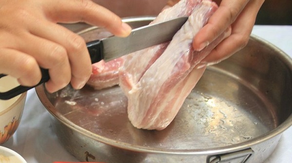 C&aacute;c bước quay heo bằng l&ograve; vi s&oacute;ng