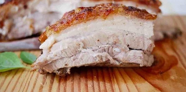 Lưu &yacute; để c&oacute; miếng thịt heo quay ngon