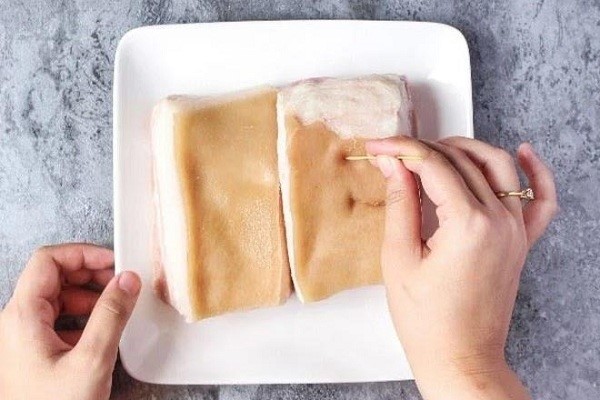 Quay heo bằng l&ograve; vi s&oacute;ng đơn giản